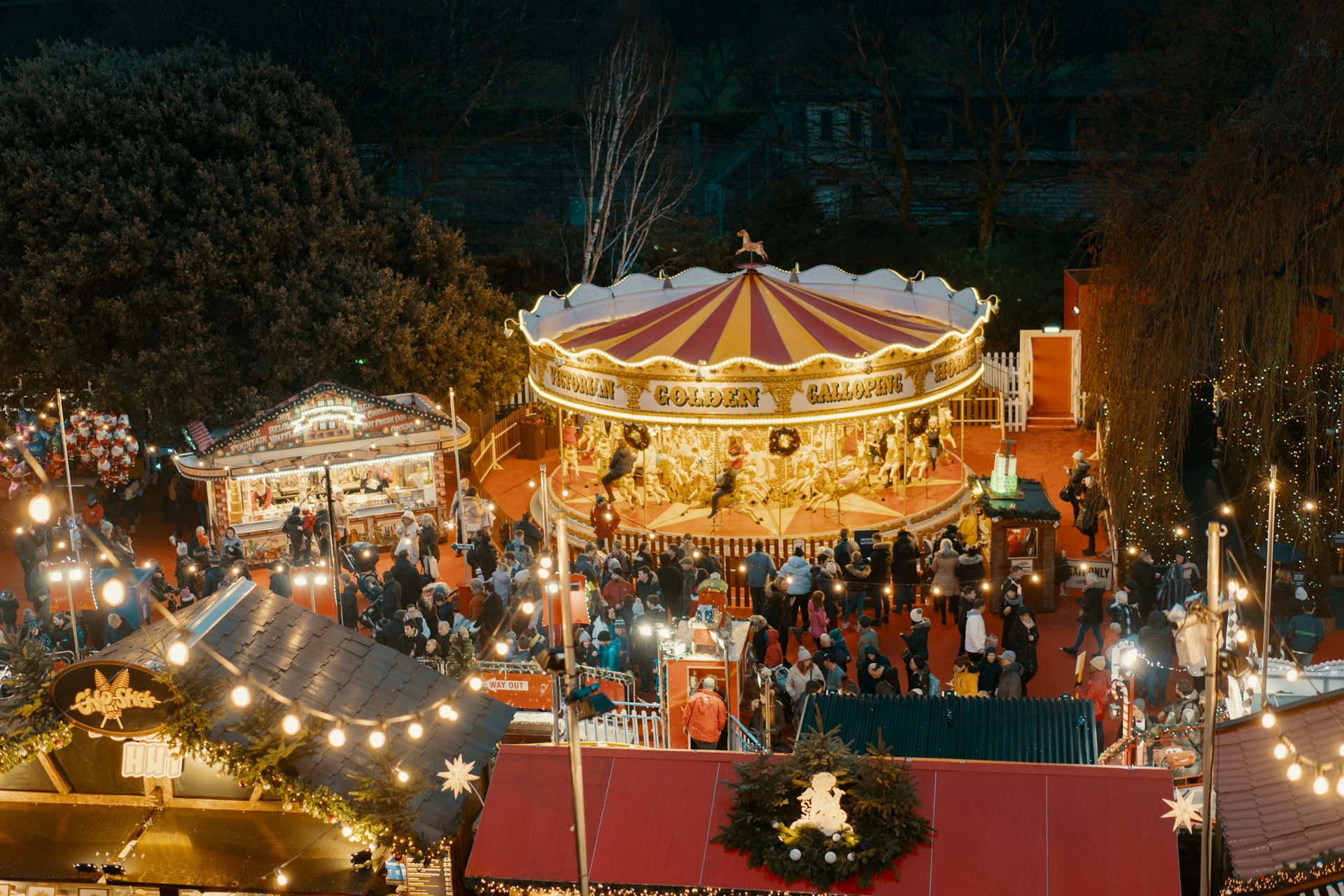 Image d'illustration. people standing near merry-go-round on amusement park during night time