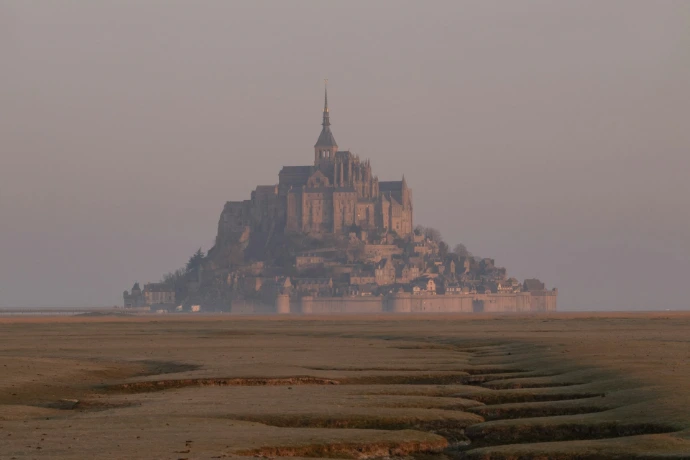 a very large castle sitting in the middle of a desert